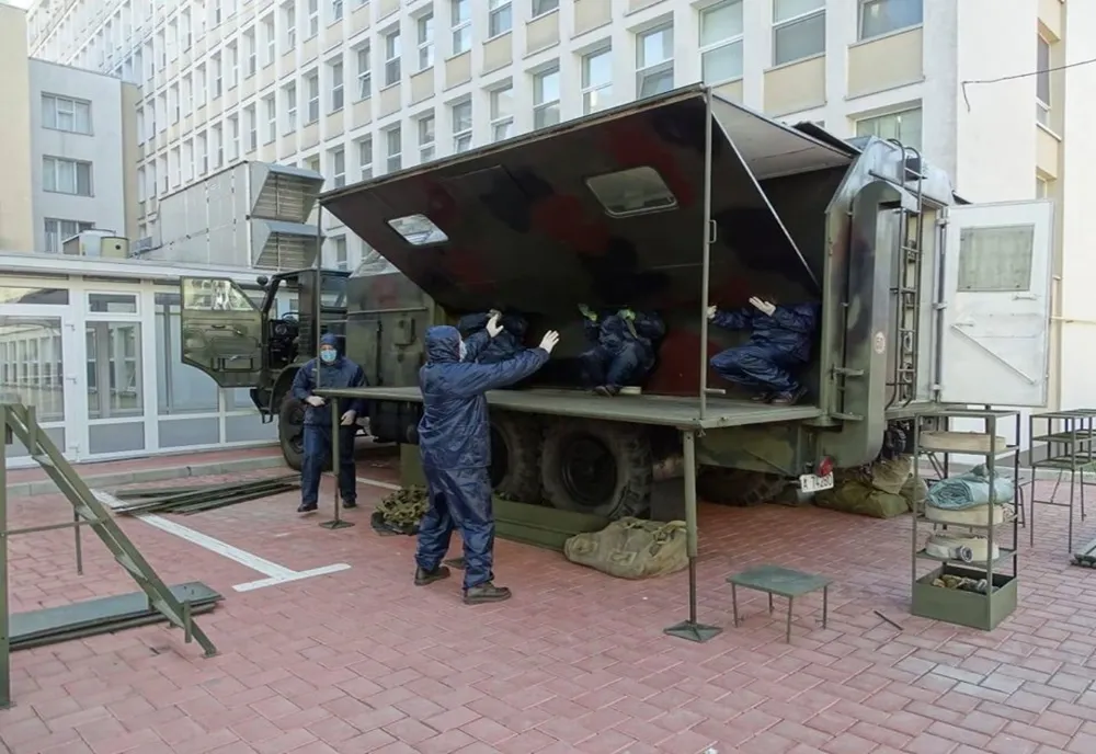 Militarii au instalat în curtea Spitalului Județean Suceava o autospecială pentru decontaminarea personalului medical  FOTO