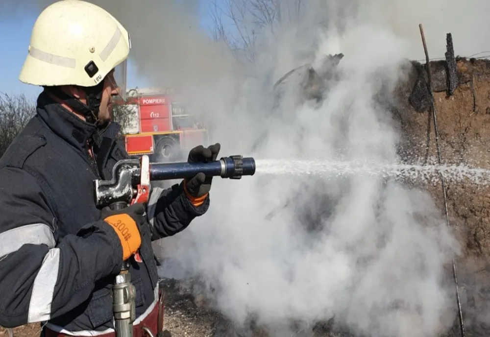 Trei gospodării afectate de un incendiu în municipiul Rădăuți
