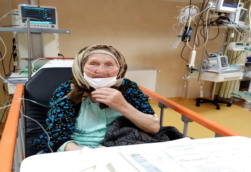 O bătrână din Suceava i-a impresionat pe medici după ce și-a cusut singură masca de protecție că să vină la spital FOTO