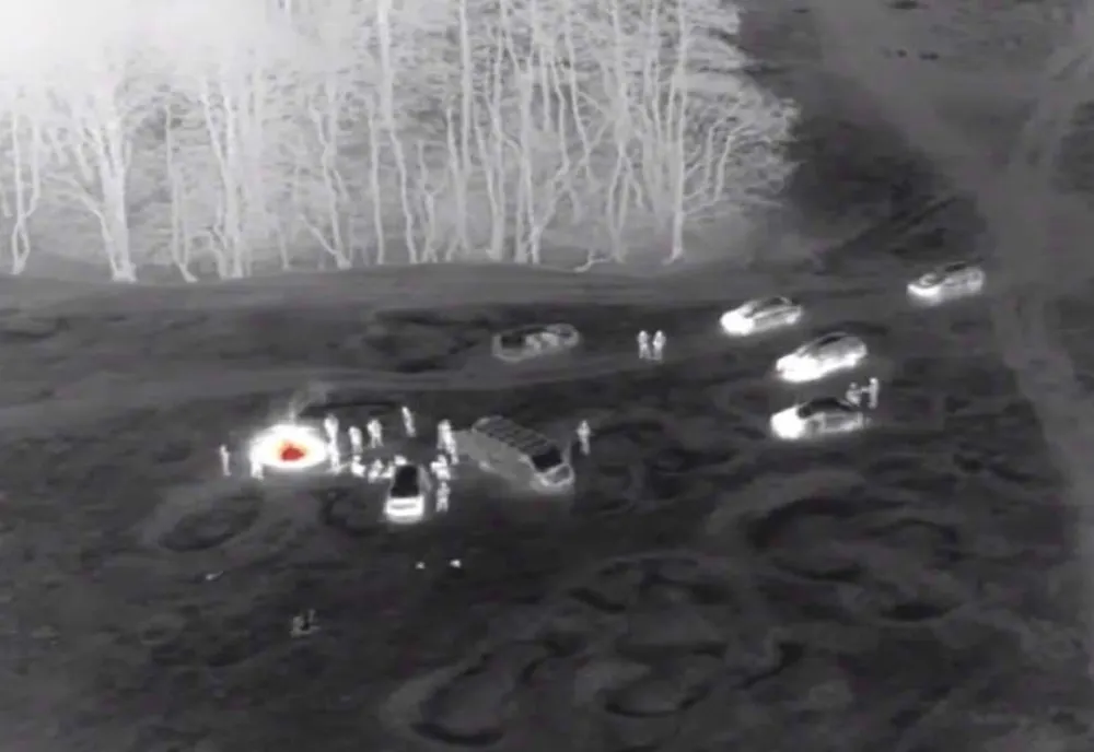 Tineri din Pătrăuți prinși cu ajutorul camerelor de termoviziune în timp ce făceau grătar pe un câmp din localitate VIDEO