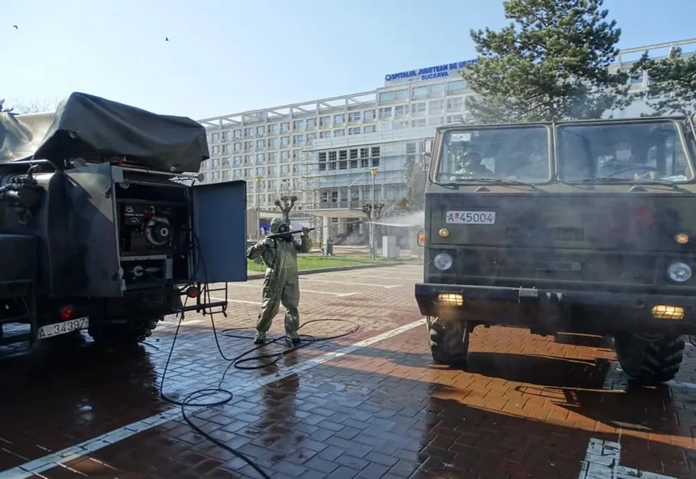 Militari specializați în intervenții la dezastre au început dezinfectarea Spitalului Județean Suceava FOTO