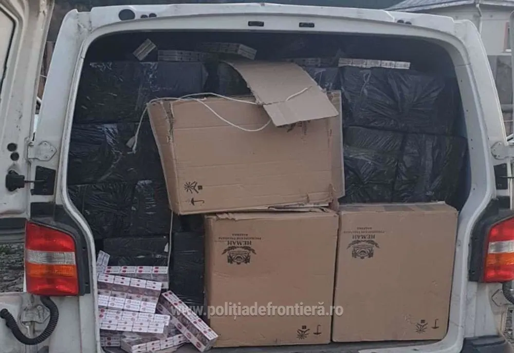 Peste 30.000 de pachete cu țigări de contrabandă găsite într-o autoutilitară abandonată la Straja
