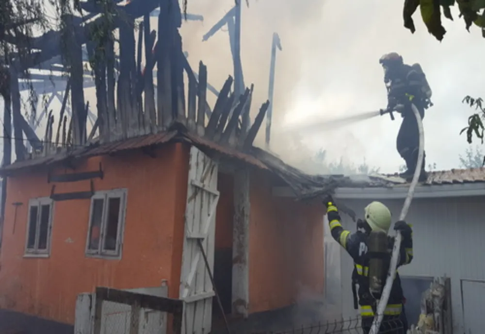 Incendiu puternic la o gospodărie din Plopeni VIDEO