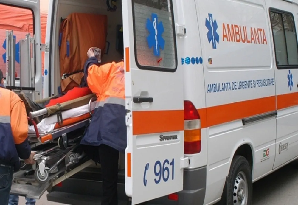 O femeie a fost accidentată grav, după ce a încercat să traverseze neregulamentar