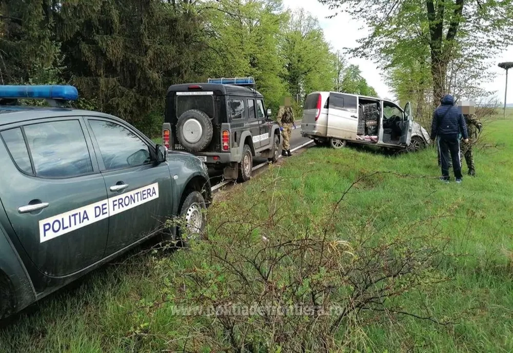 Urmărire în trafic pentru oprirea unui microbuz plin cu țigări de contrabandă, la Marginea VIDEO