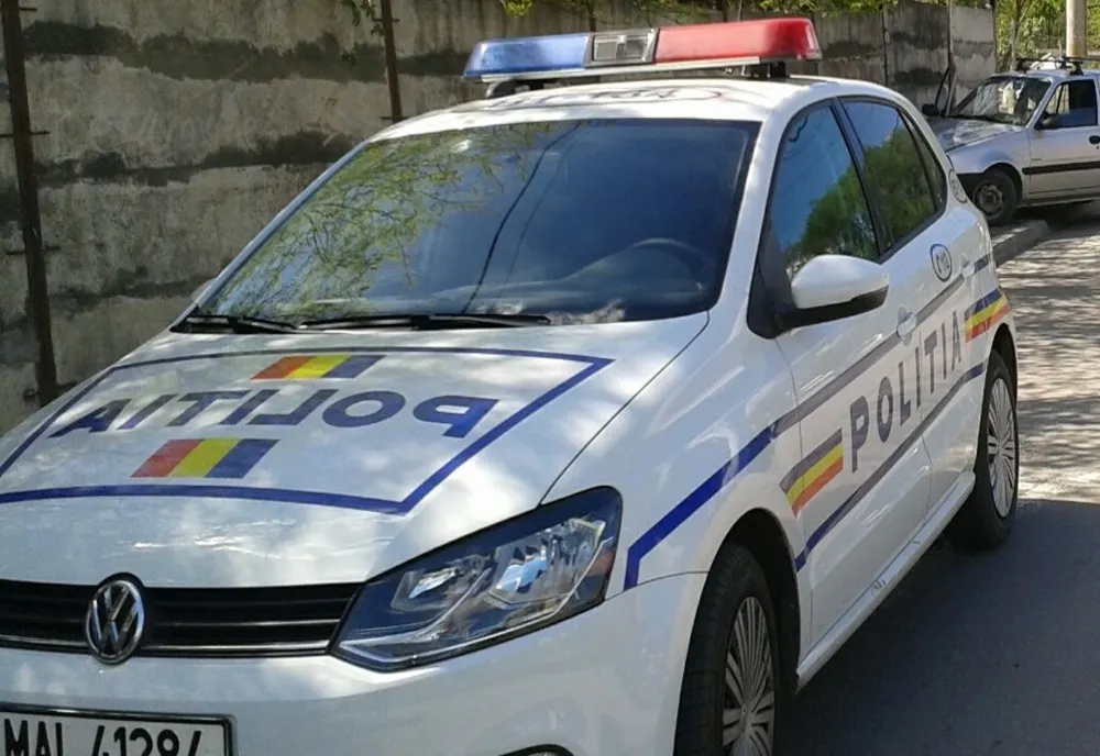 Un individ din Stroiești a acroșat cu mașina doi pietoni și a părăsit locul accidentului. Era beat și avea permisul suspendat