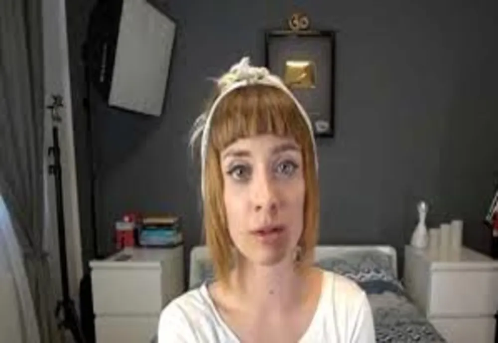 VIDEO Vloggeriță bătută în plină stradă! Cine este agresorul