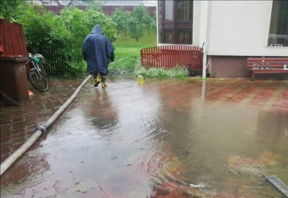 Pompierii suceveni, misiuni de evacuare a apei în Sucevița și Siret VIDEO