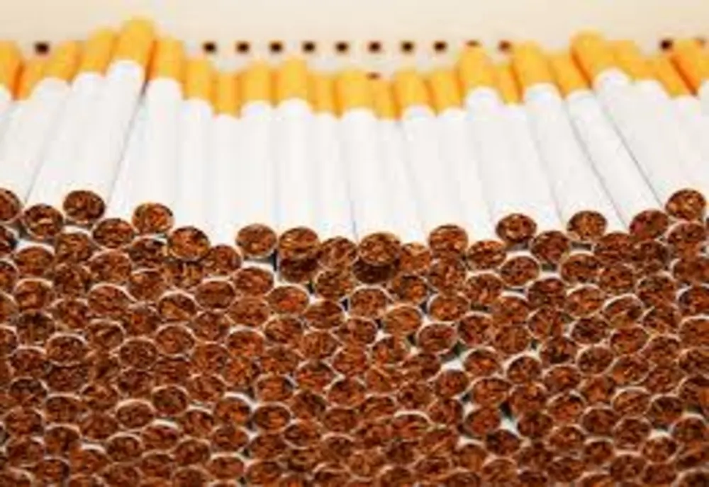 80 de pachete de țigări netimbrate, descoperite în poșeta unei femei