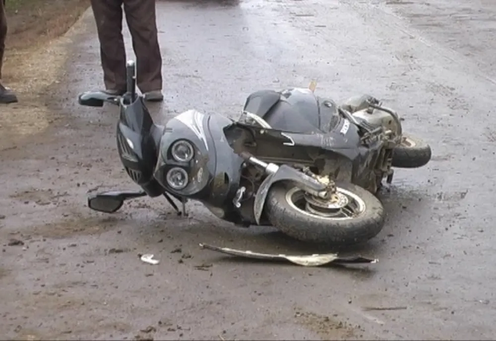 Cascadorie cu un moped neînmatriculat. Două persoane au ajunss la spital