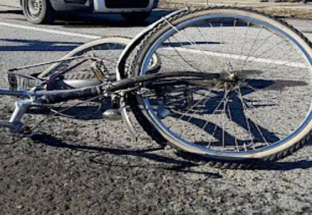 A traversat drumul pe bicicletă și a fost accidentat de un șofer