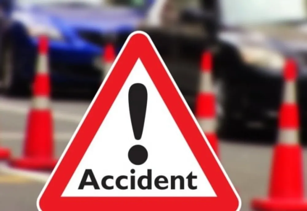 Un șofer începător a accidentat o bătrână care a traversat prin loc nepermis
