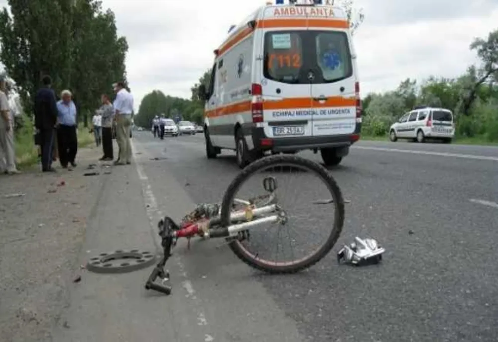 Un octogenar pe bicicletă a ieșit în intersecție fără se se asigure