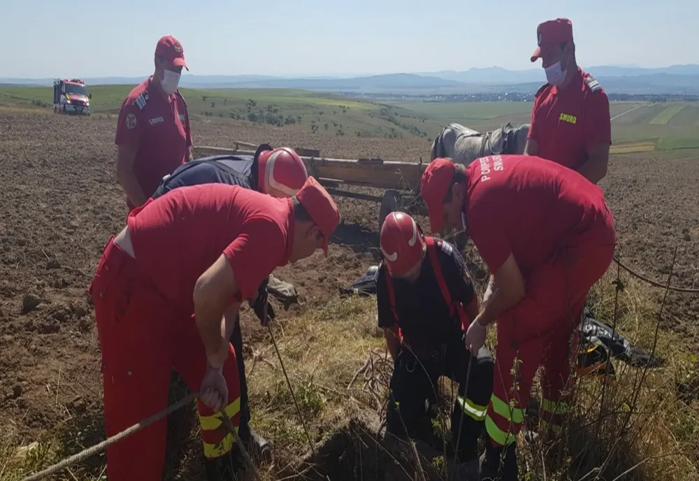 A intrat în fântână să-și salveze capra și a rămas blocat (FOTO/VIDEO)