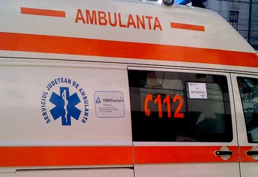 Un bărbat a ajuns la spital după ce a  fost acroșat de o mașină