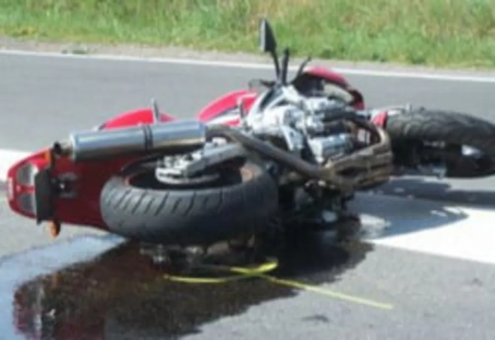 S-a angajat în depășirea unei mașini și a intrat în coliziune cu acesta. O femeie a ajuns la spital
