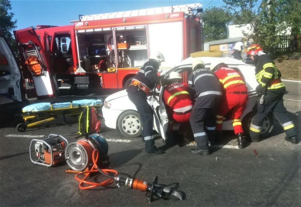 Accident grav în zona Ratoș! O femeie a rămas încarcerată! (FOTO)