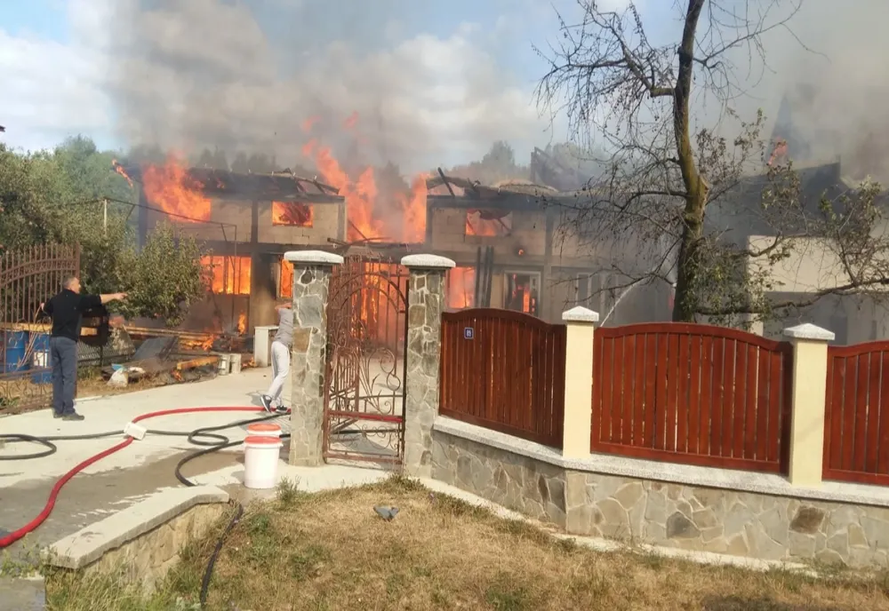 Peste opt ore de luptă cu flacările pentru pompierii botoșăneni și suceveni