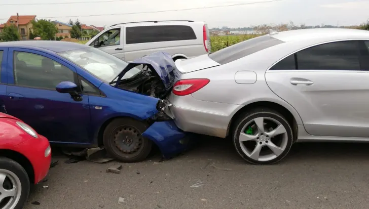 Carambol pe o șosea din Suceava produs de un șofer care a efectuat o depășire neregulamentară
