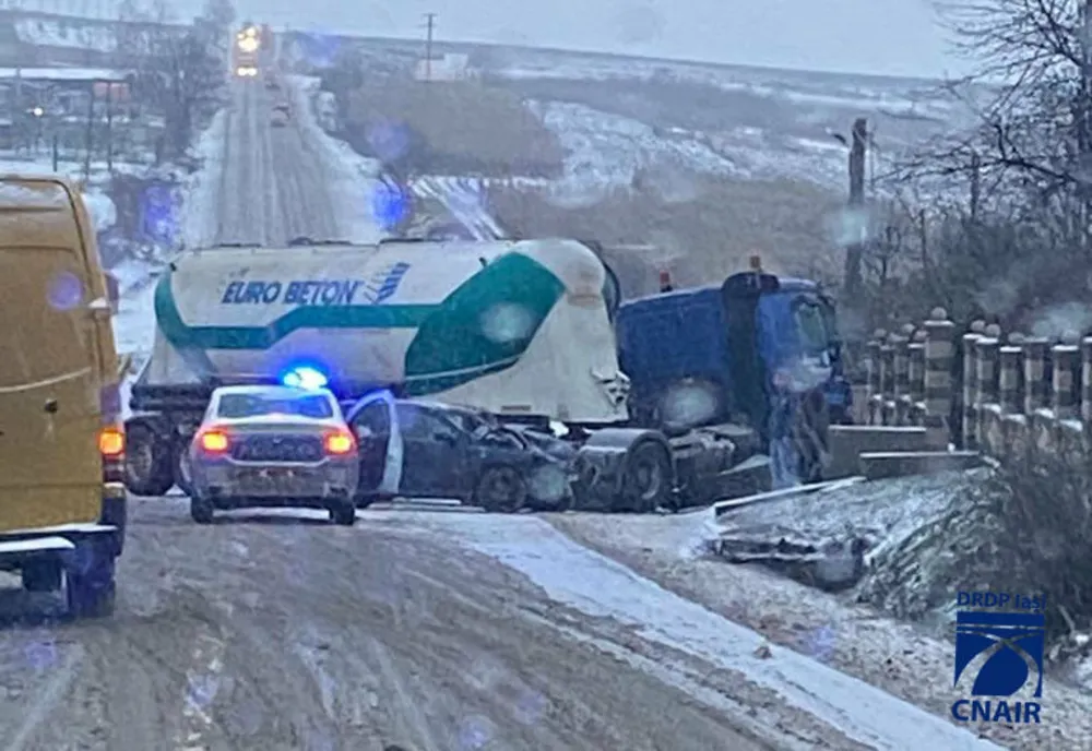 Autoturism lovit de un autotren la Dărmănești