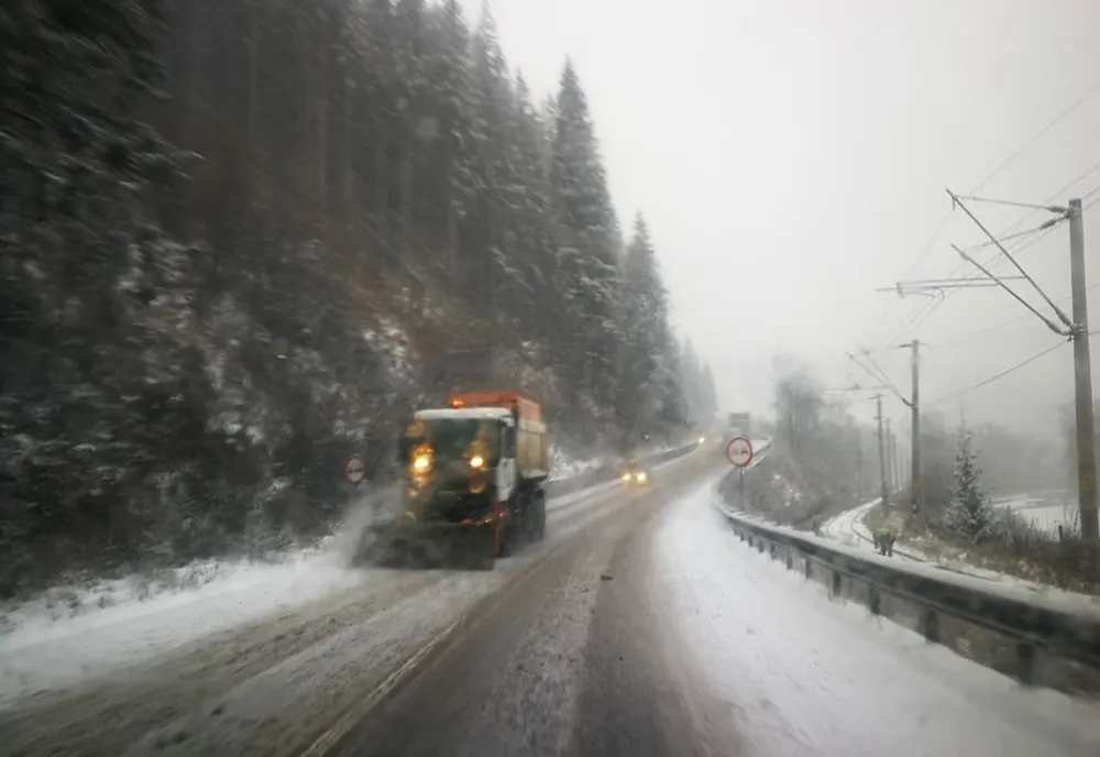 Zeci de utilaje împrăștie sare pe drumurile înghețate din județul Suceava