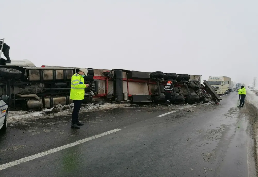 Un TIR încărcat cu ciocolată s-a răsturnat pe E85 (FOTO)