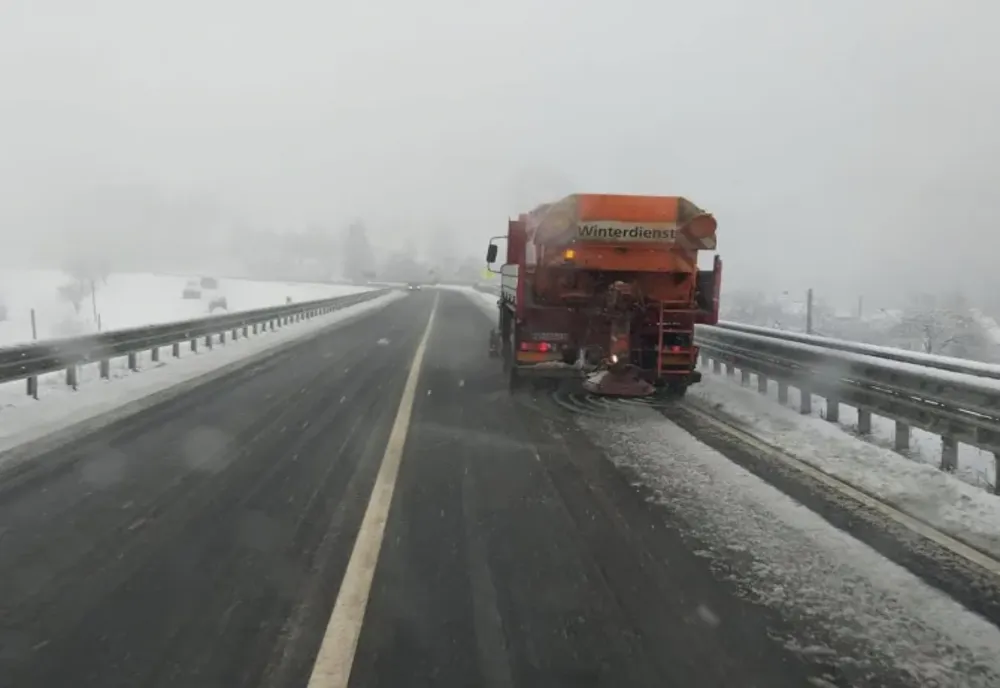 Polei pe șoselele din Suceava. Drumarii au intervenit cu utilaje 