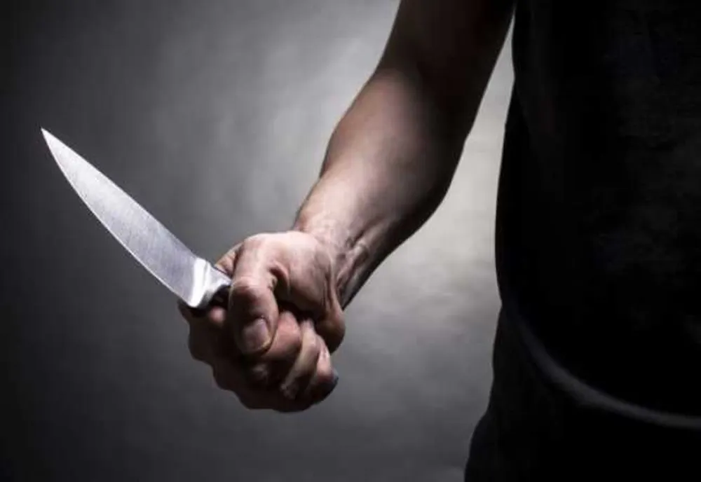 Un client băut și nemulțumit a amenințat cu un cuțit personalul unui restaurant 