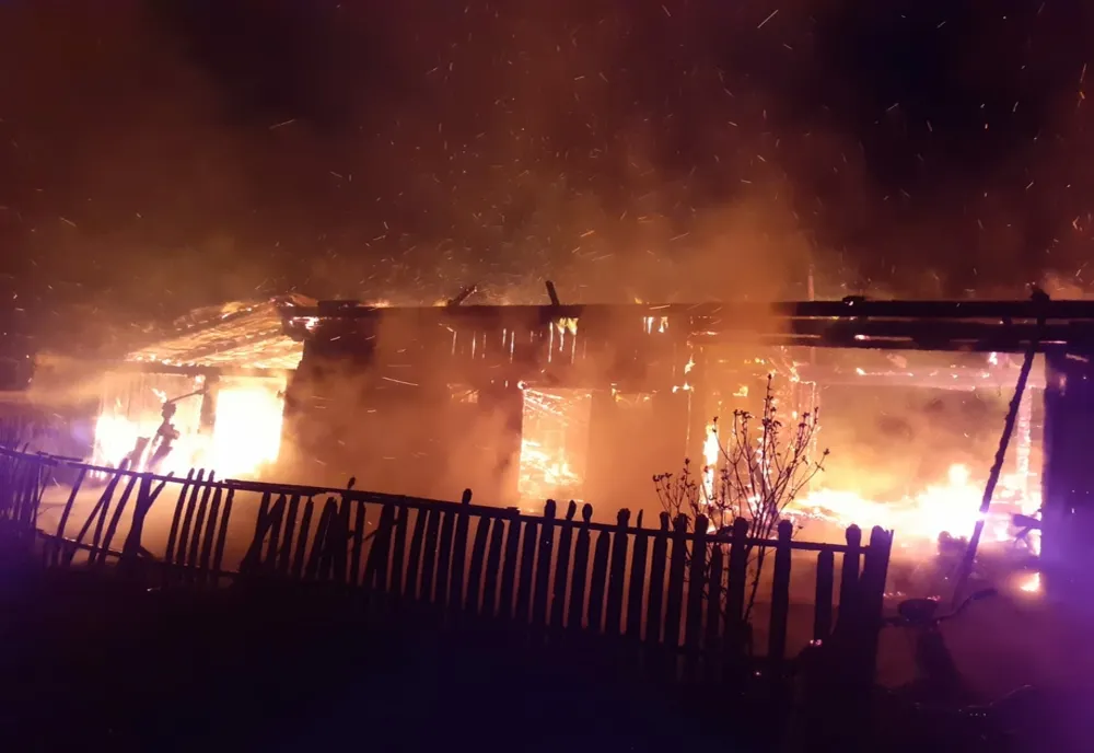 Incendiu în Vicovu de Sus! Proprietara a suferit atac de panică