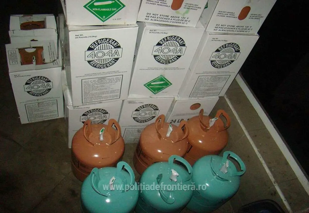 Butelii cu agent refrigerant ascunse într-un microbuz 