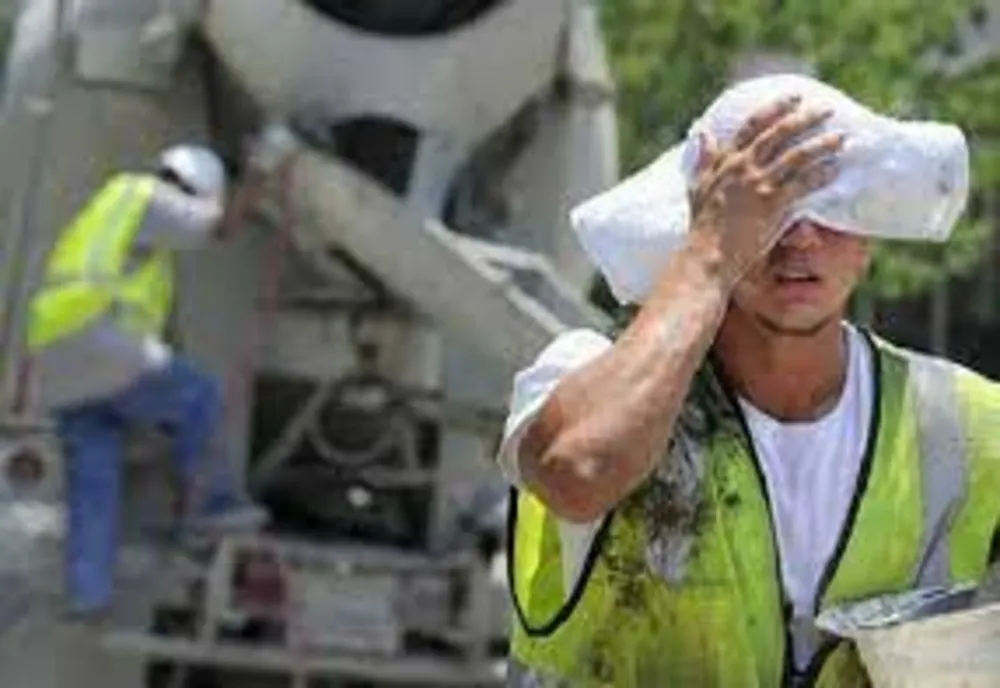 Munca pe caniculă: Ce amenzi riscă angajatorii care nu asigură condiţiile legale?
