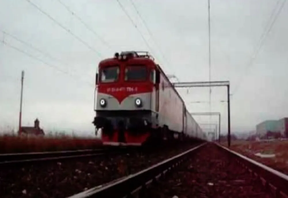 Autoutilitară lovită de tren 