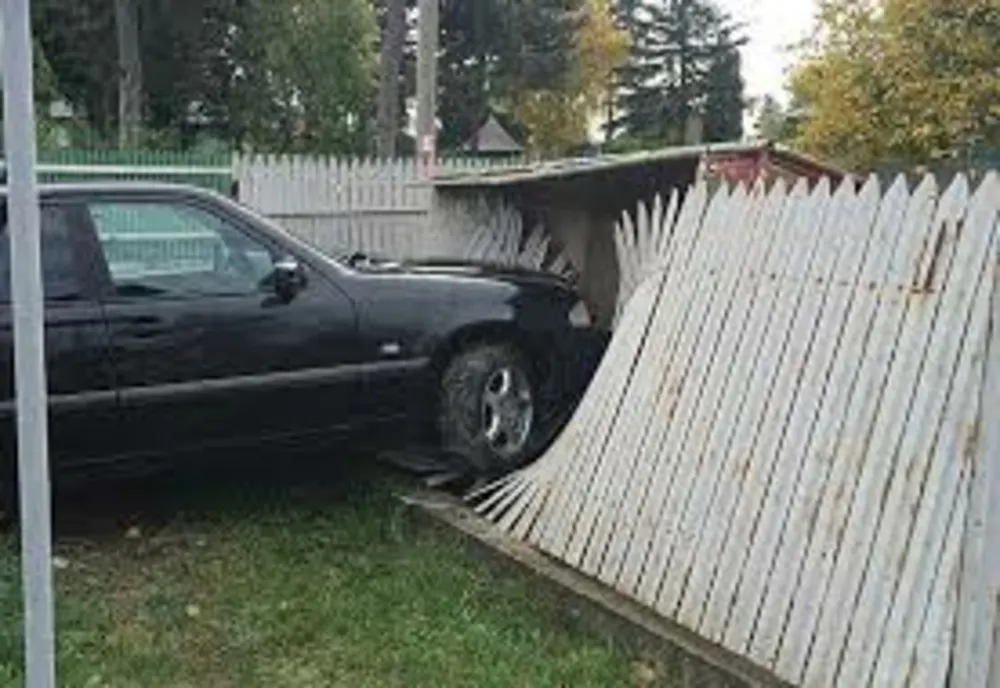 Mort de beat s-a urcat la volan și s-a oprit cu mașina într-un gard de beton