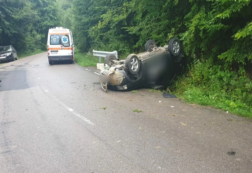 Autoturism răsturnat la Capu Câmpului. Doi minori au ajuns la spital