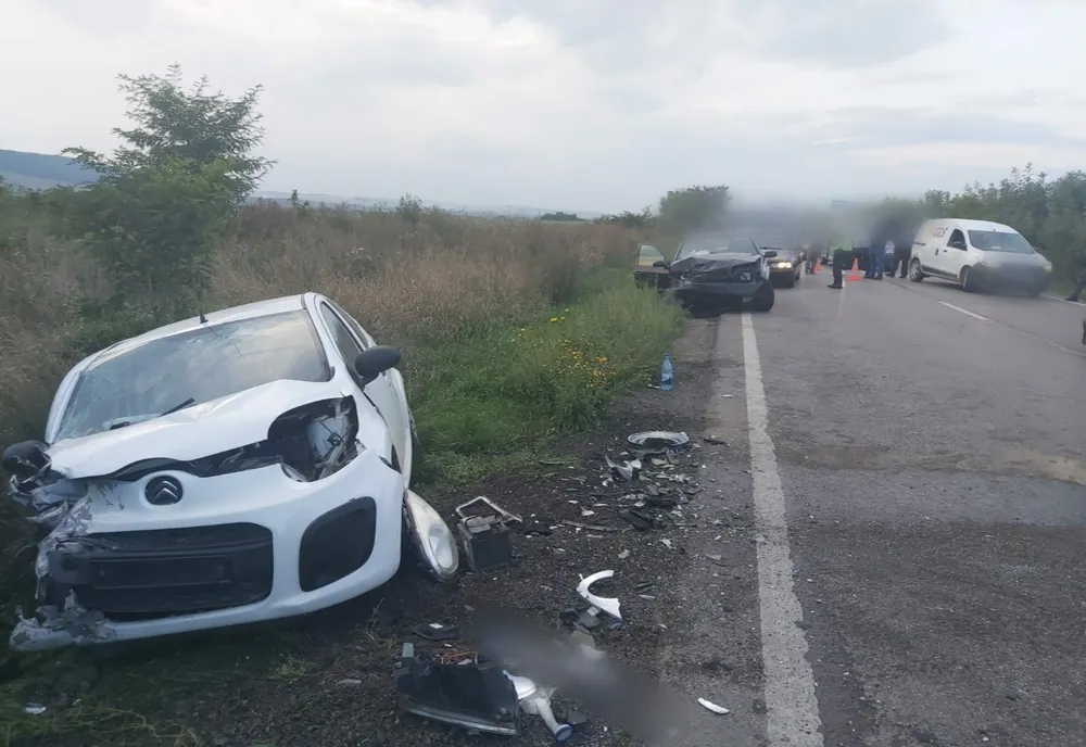 Accident rutier la ieșire din Suceava. Trei persoane primesc îngrijiri medicale