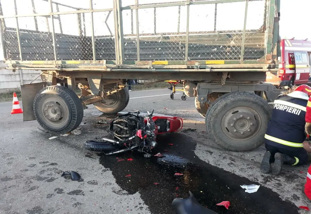 Un motoscter s-a izbit de remorca unui tractor. Un tânăr a murit
