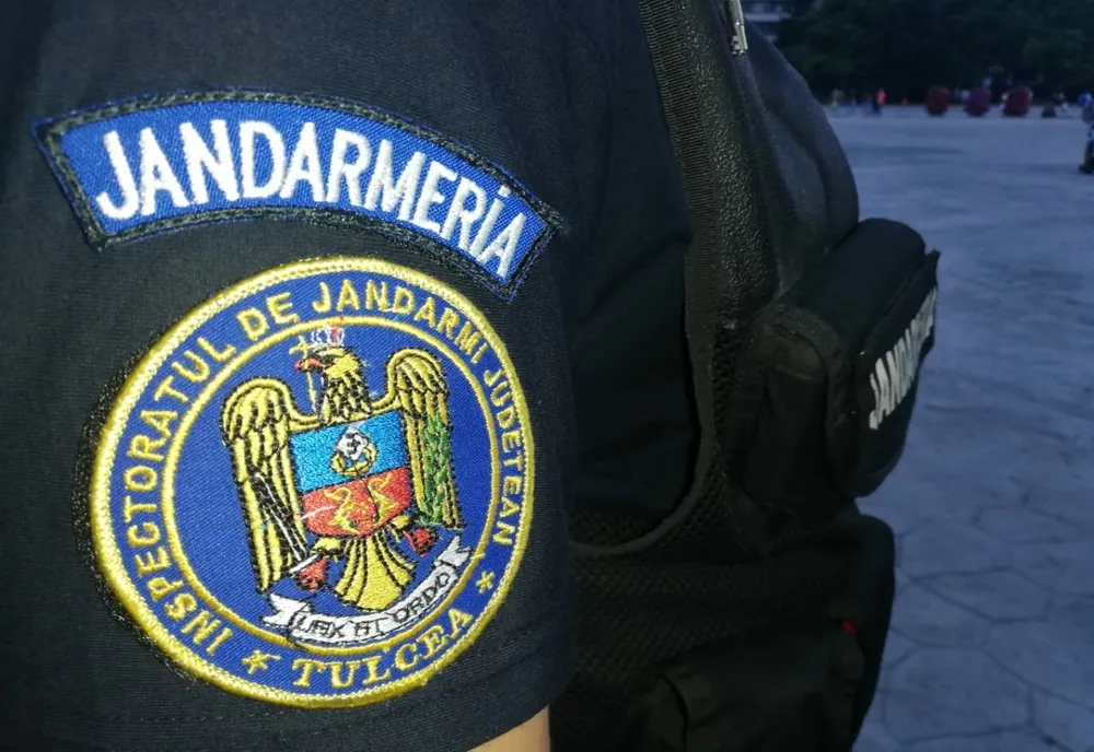 VIDEO-Incidente la protestul anti vaccin de aseară de la Rădăuți: un protestatar s-a urcat pe o mașină, jandarmii au folosit spray lacrimogen și au fost atacați cu o petardă