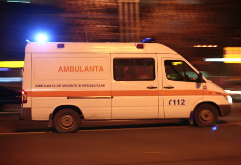 Neatenția l-a costat scump pe un bărbat de 49 de ani care a vrut să treacă strada