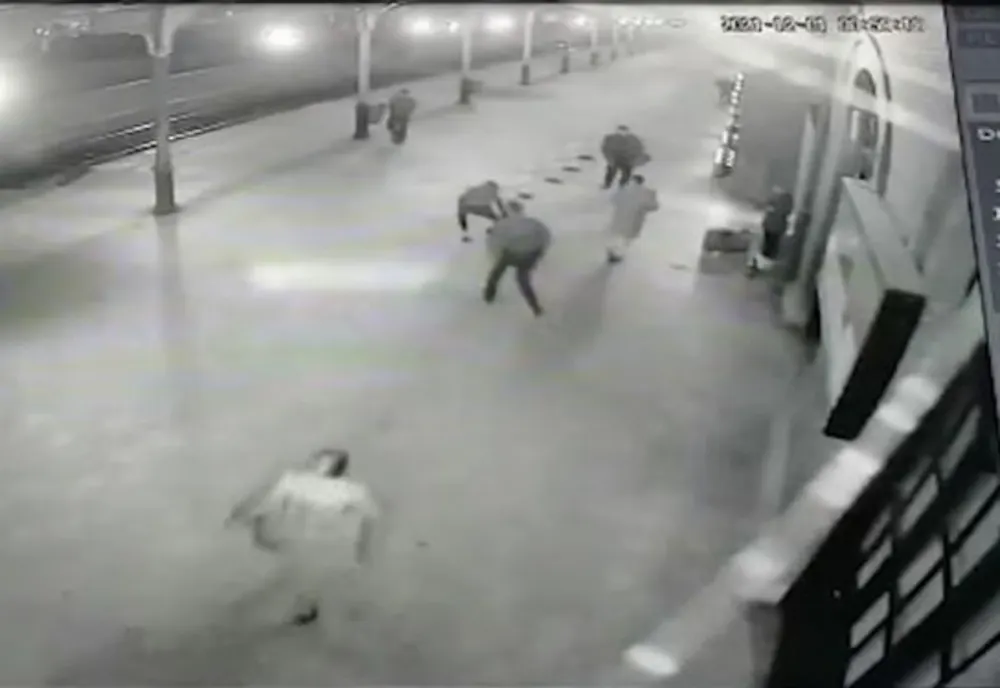Păruială între trei bărbați, într-o gară din județul Suceava - VIDEO