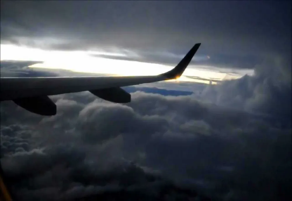 Incident șocant, în România: avion cu sute de pasageri, deviat de la aterizare după două încercări nereușite