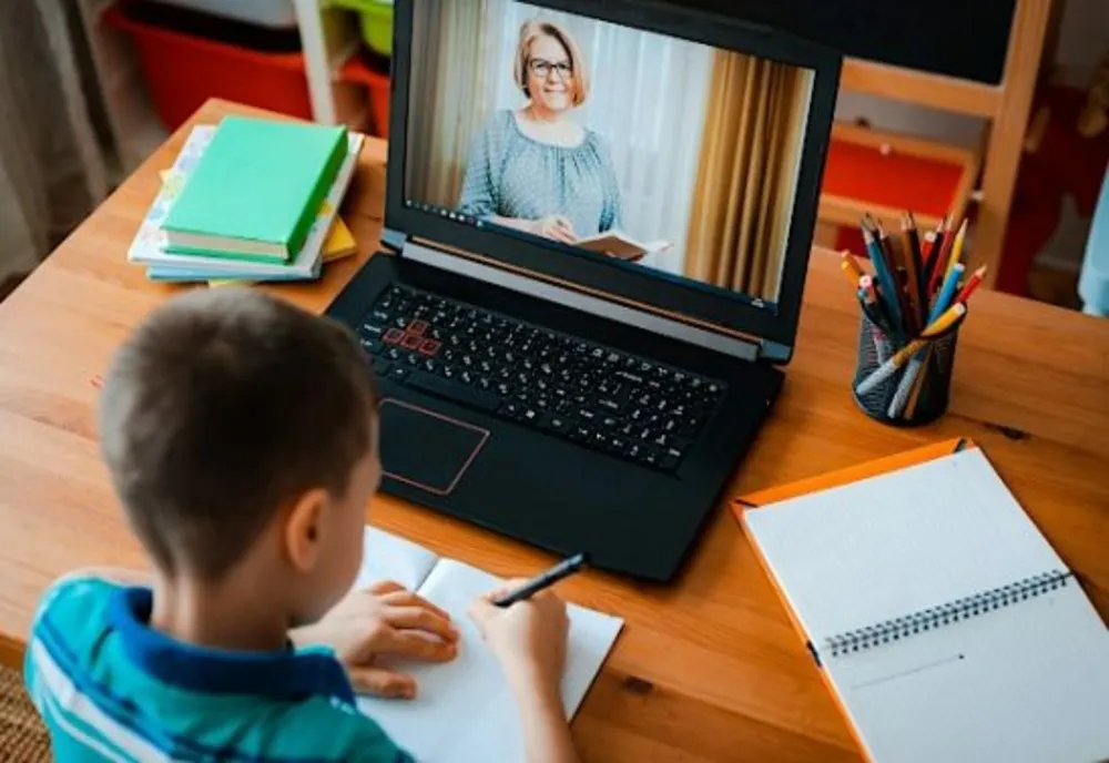 Octavian Jurma: "Școlile ar putea începe online după Sărbători, măcar o săptămână". Cât de virulent se așteaptă să fie valul 5 și ce spune despre Omicron