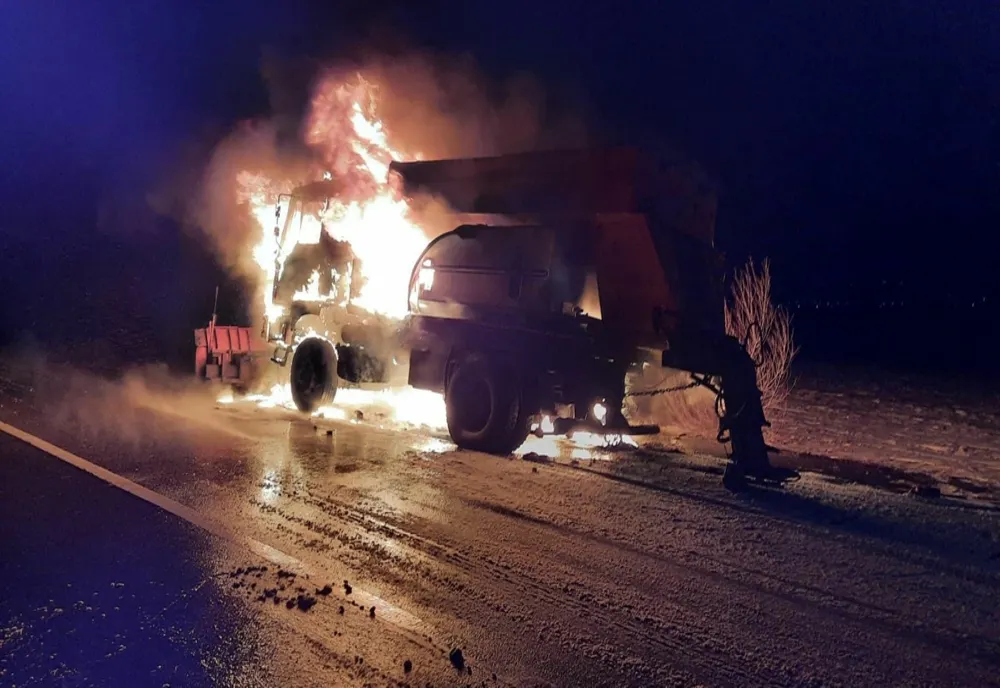 Un utilaj de deszăpezire a ars ca o torță pe un drum din Suceava