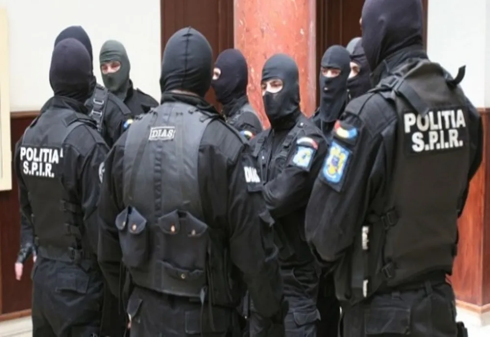 Grup infracţional specializat în fapte de șantaj, destructurat! Cât cereau indivizii taxă de protecție