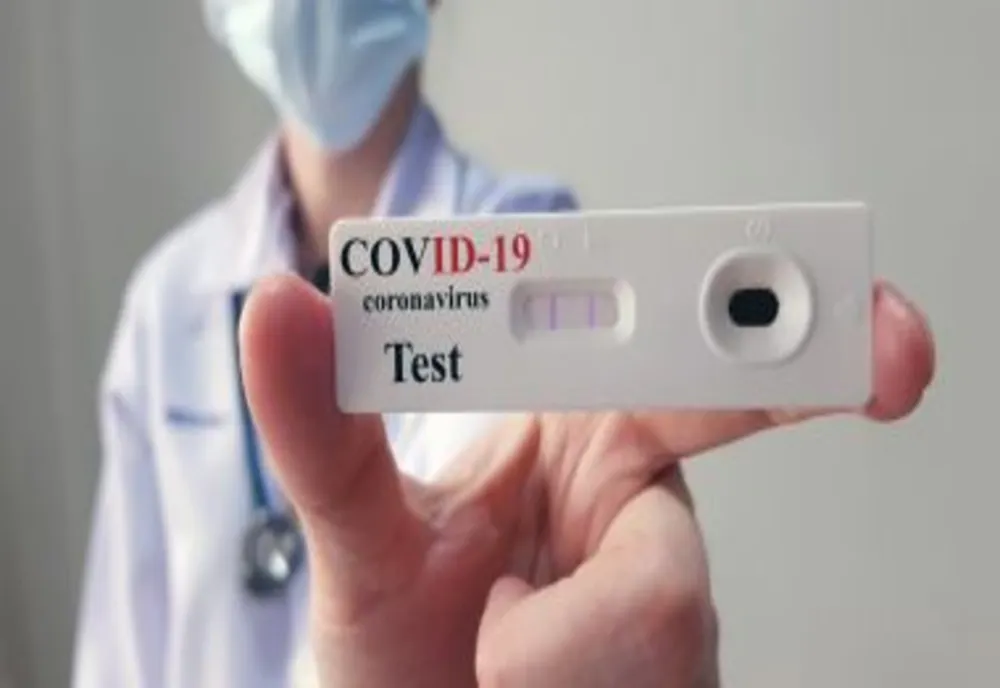 Peste 60 de elevi și angajați din învățământ confirmați cu Covid în prima zi din lună