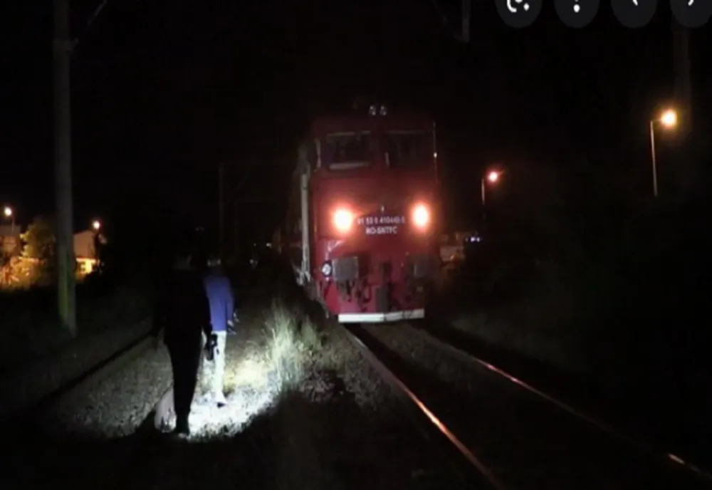 O femeie a murit şi un tânăr a fost rănit după ce s-au electrocutat pe un vagon de tren 