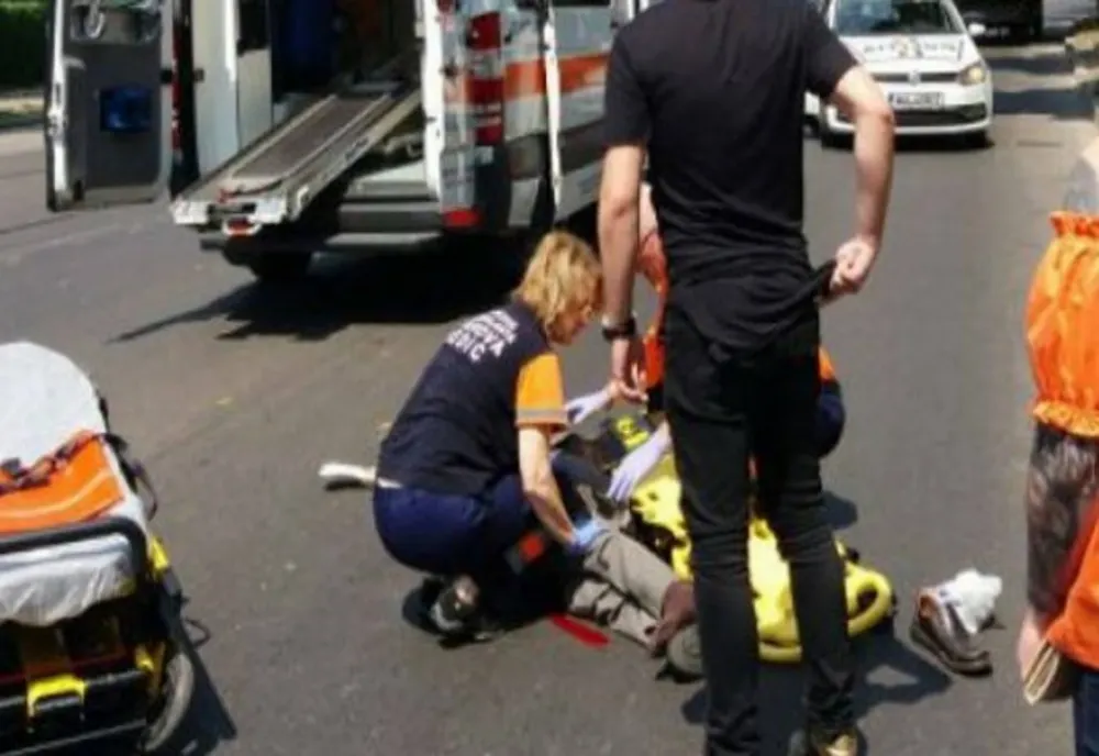 Neatenția unui șofer a băgat o femeie în spital