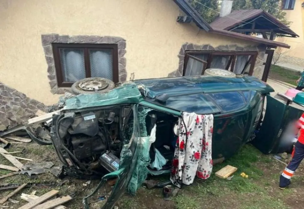 Un autoturism s-a răsturnat în curtea unei case