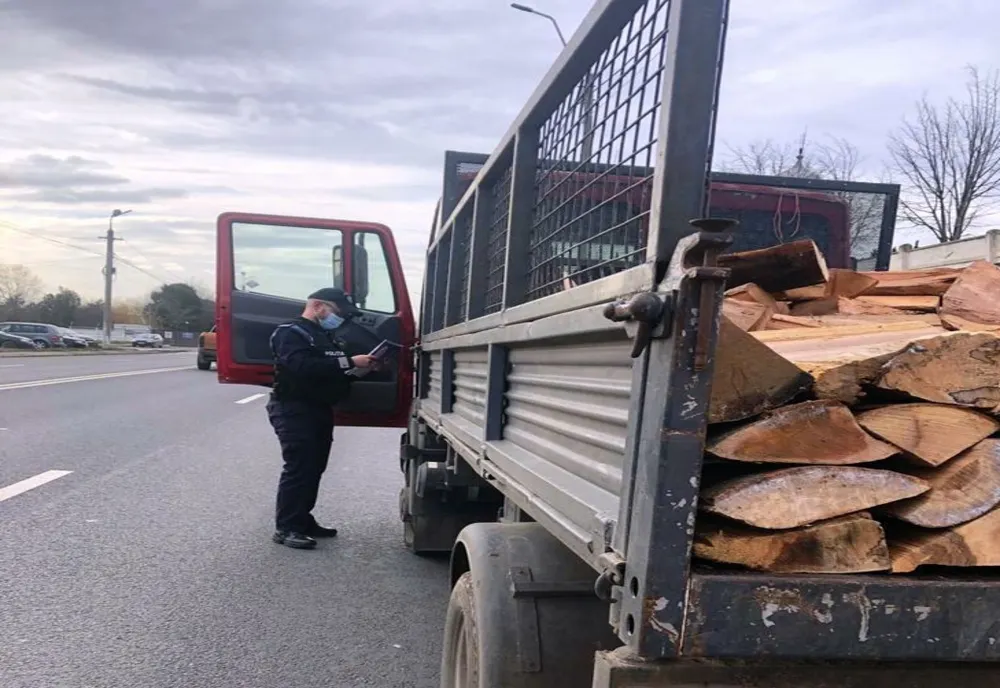 Peste 20 metri cubi material lemos confiscat de polițiști în doar patru ore de control în trafic