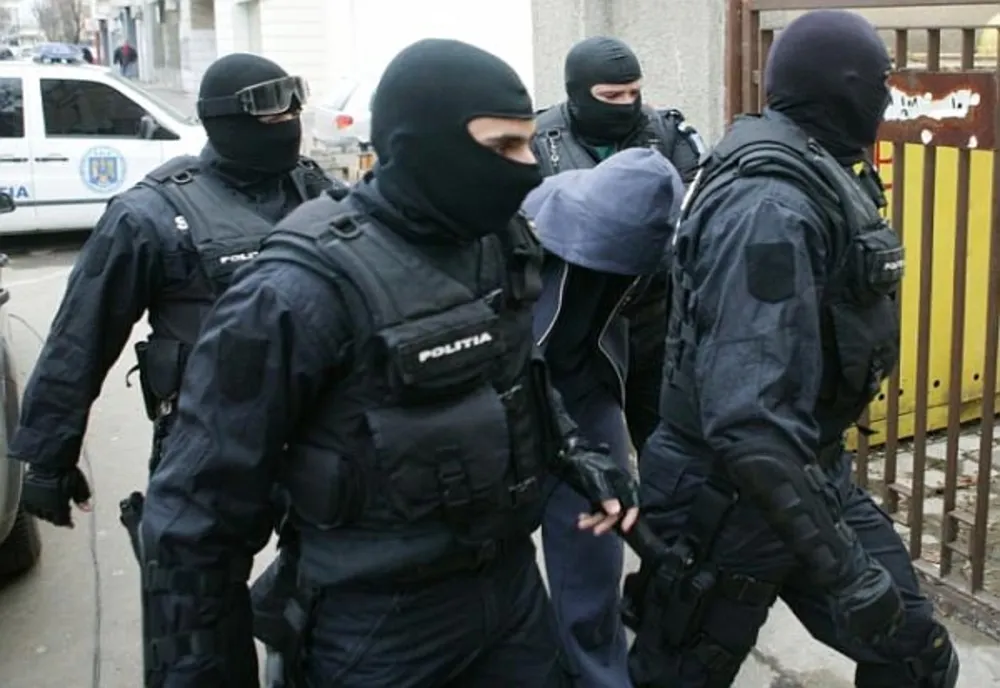 Percheziții într-o cauză privind infracțiuni de proxenetism, trafic de persoane și spălarea banilor