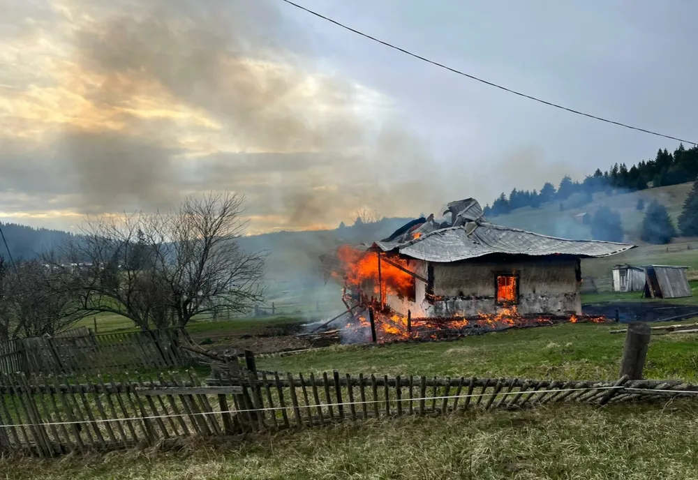 Casă făcută scrum la Teșna